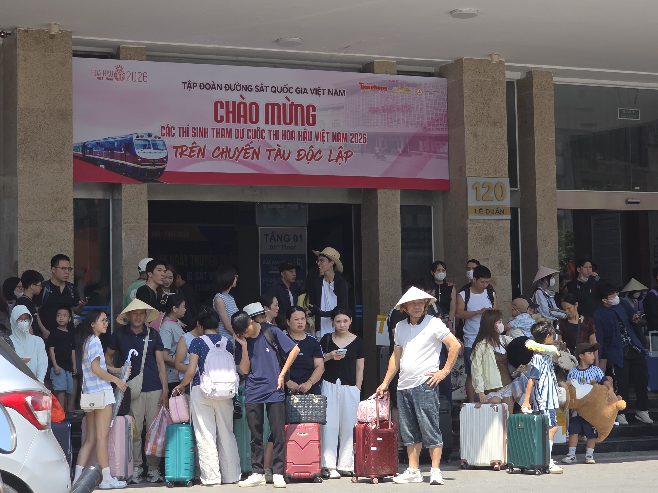 H&agrave;ng chục ngh&igrave;n h&agrave;nh kh&aacute;ch theo t&agrave;u trở về Thủ đ&ocirc; sau kỳ nghỉ lễ Quốc kh&aacute;nh - Ảnh 11.