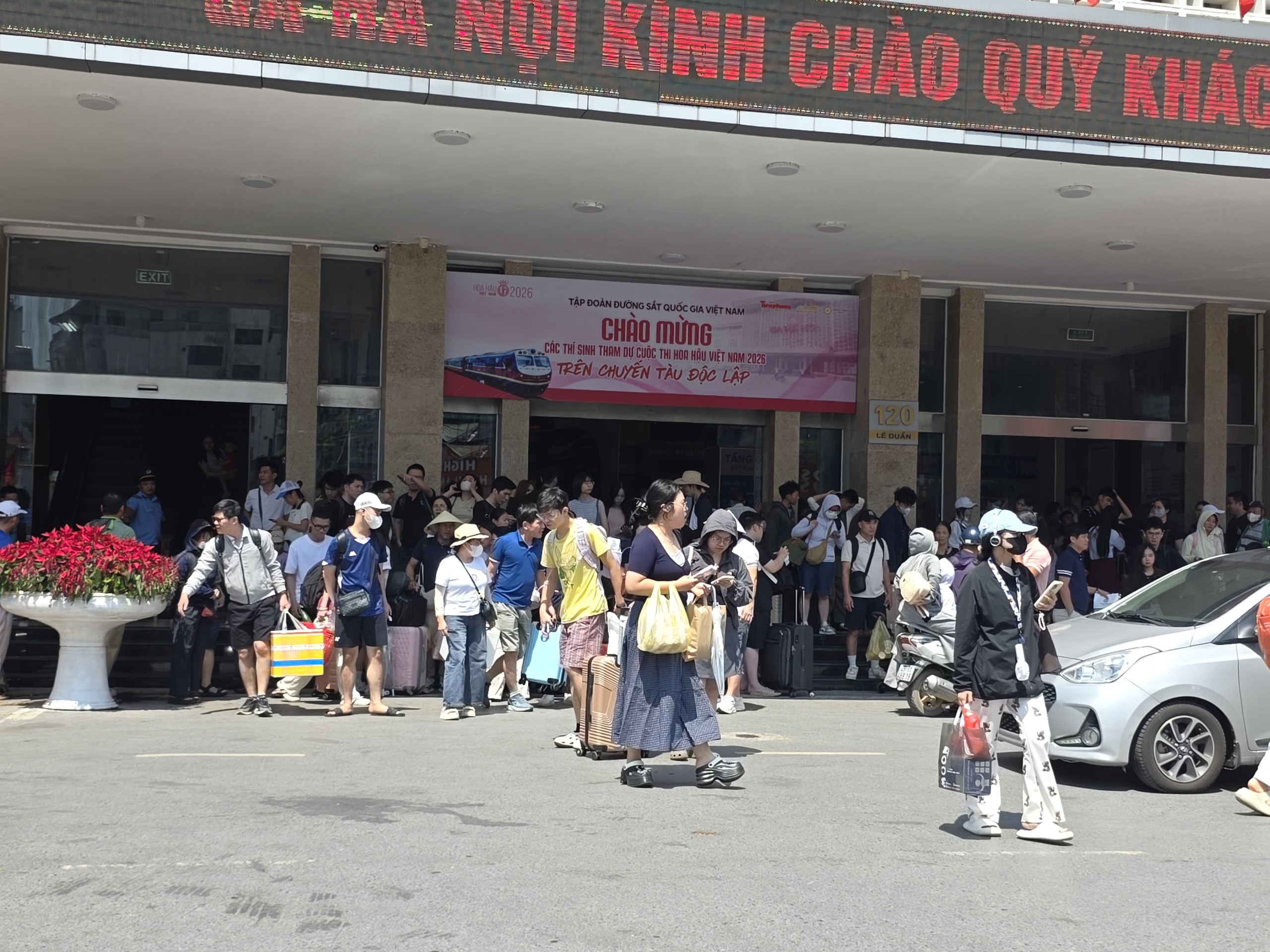 H&agrave;ng chục ngh&igrave;n h&agrave;nh kh&aacute;ch theo t&agrave;u trở về Thủ đ&ocirc; sau kỳ nghỉ lễ Quốc kh&aacute;nh - Ảnh 1.