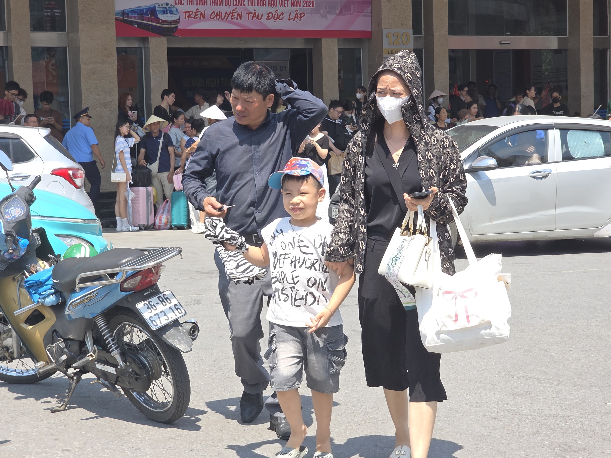 H&agrave;ng chục ngh&igrave;n h&agrave;nh kh&aacute;ch theo t&agrave;u trở về Thủ đ&ocirc; sau kỳ nghỉ lễ Quốc kh&aacute;nh - Ảnh 12.