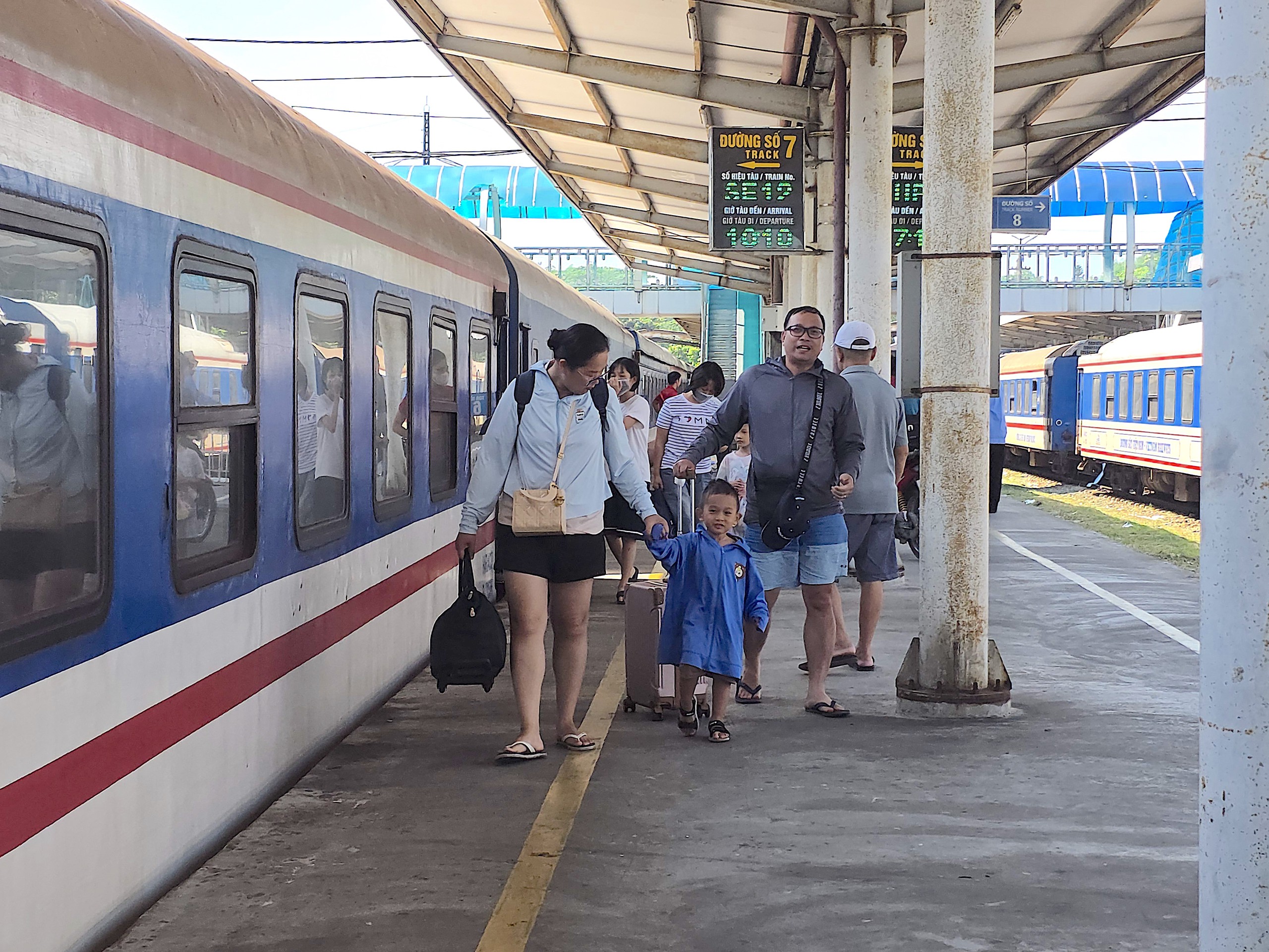 H&agrave;ng chục ngh&igrave;n h&agrave;nh kh&aacute;ch theo t&agrave;u trở về Thủ đ&ocirc; sau kỳ nghỉ lễ Quốc kh&aacute;nh - Ảnh 5.