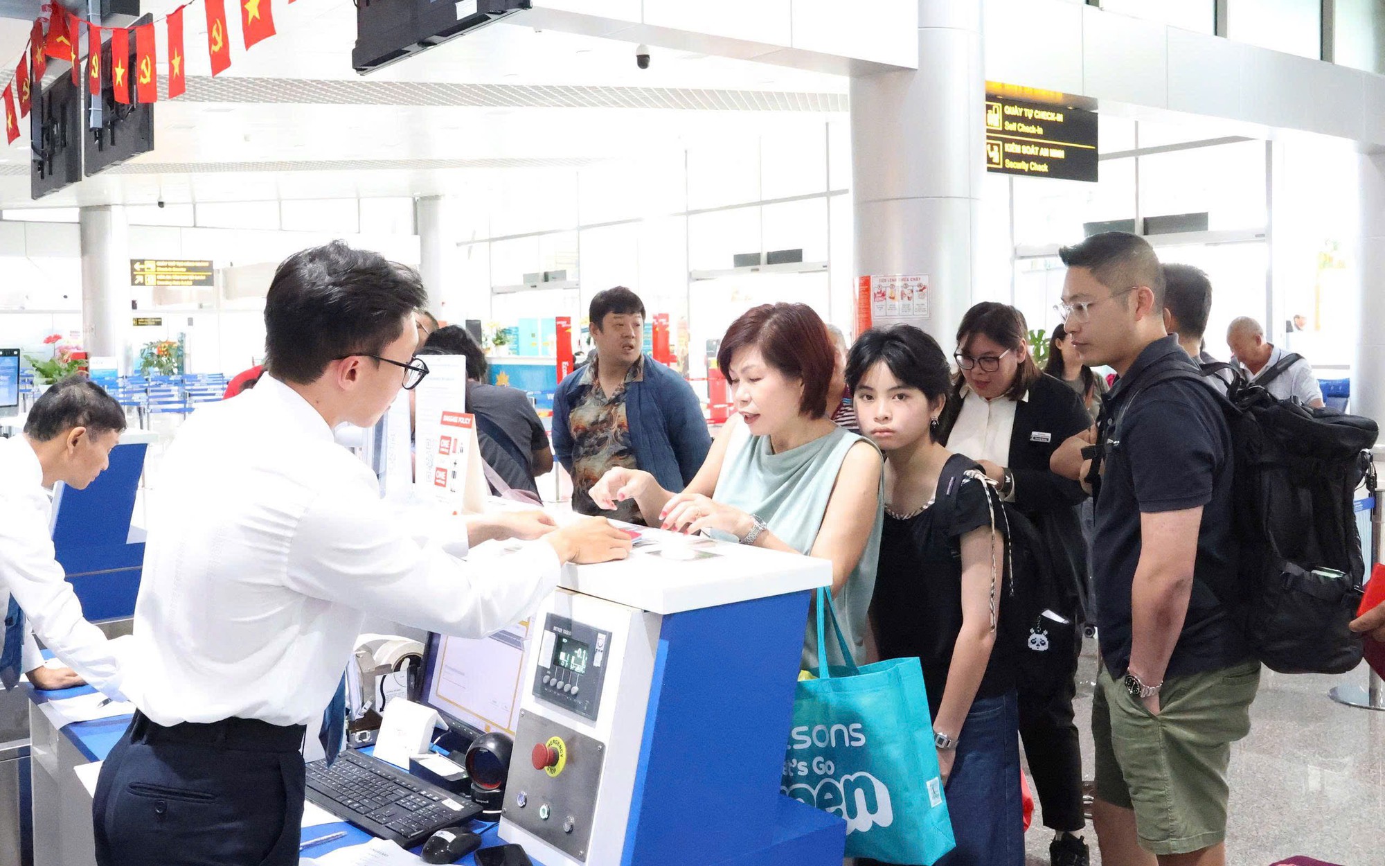 S&ocirc;i nổi lễ hội đua thuyền dịp Tết Độc Lập tr&ecirc;n s&ocirc;ng Kiến Giang - Ảnh 5.