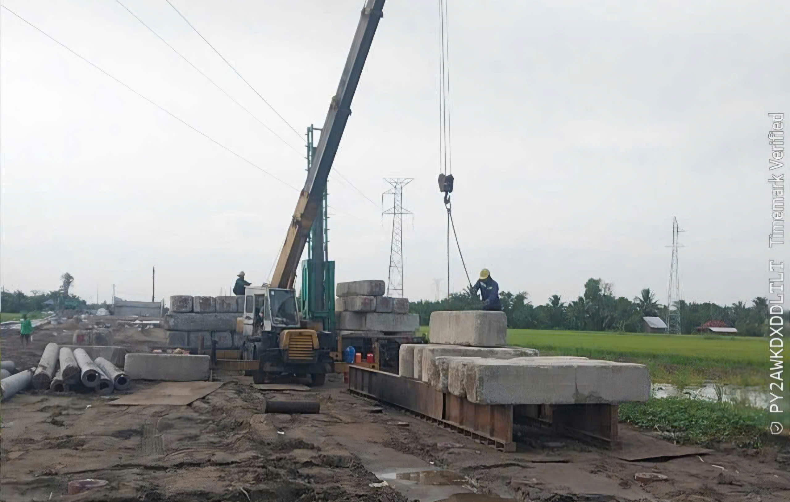 C&ocirc;ng nh&acirc;n l&agrave;m việc xuy&ecirc;n lễ tại c&ocirc;ng trường đường Hồ Ch&iacute; Minh qua tỉnh An Giang - Ảnh 3.