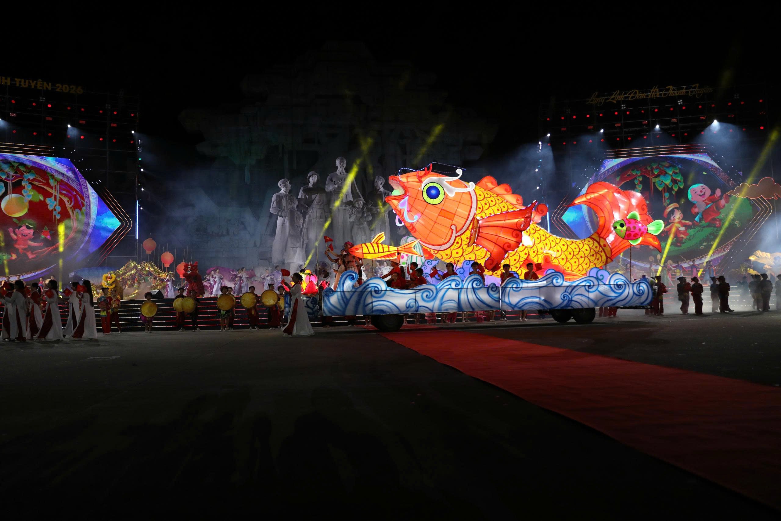 H&agrave;ng vạn du kh&aacute;ch đến với khai mạc Lễ hội Th&agrave;nh Tuy&ecirc;n 2026 - Ảnh 7.