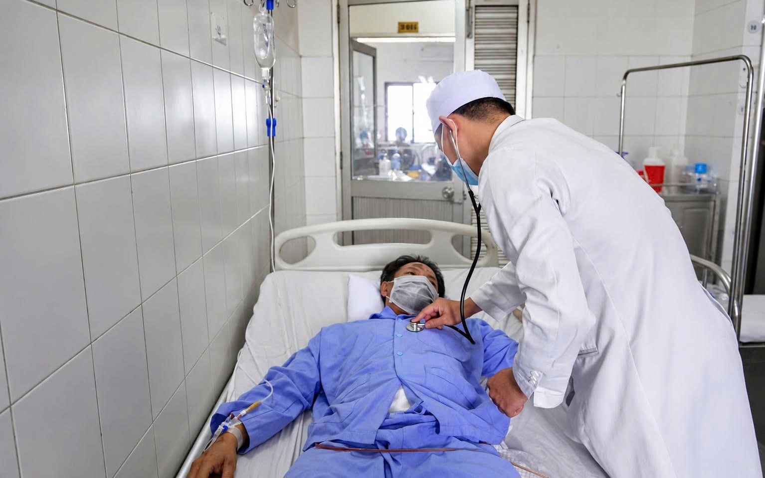 Cần Thơ: B&aacute;o động đỏ nội viện cứu thanh ni&ecirc;n bị 2 thanh sắt đ&acirc;m xuy&ecirc;n người- Ảnh 2.