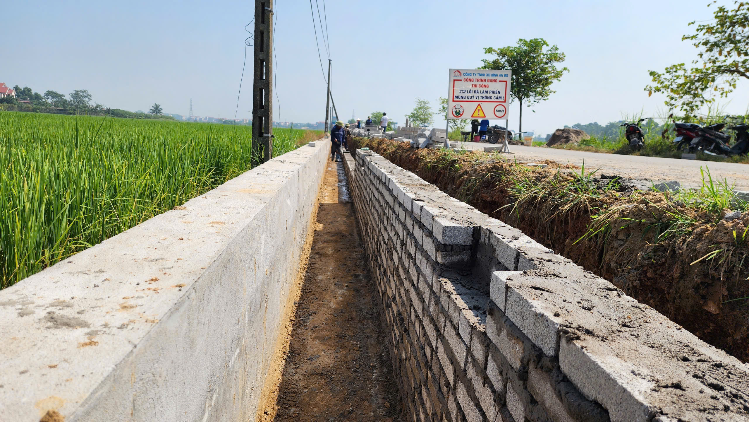 Bắc Ninh: Khắc phục sự cố sạt lở mương dẫn nước tưới cho 100ha đất n&ocirc;ng nghiệp- Ảnh 2.