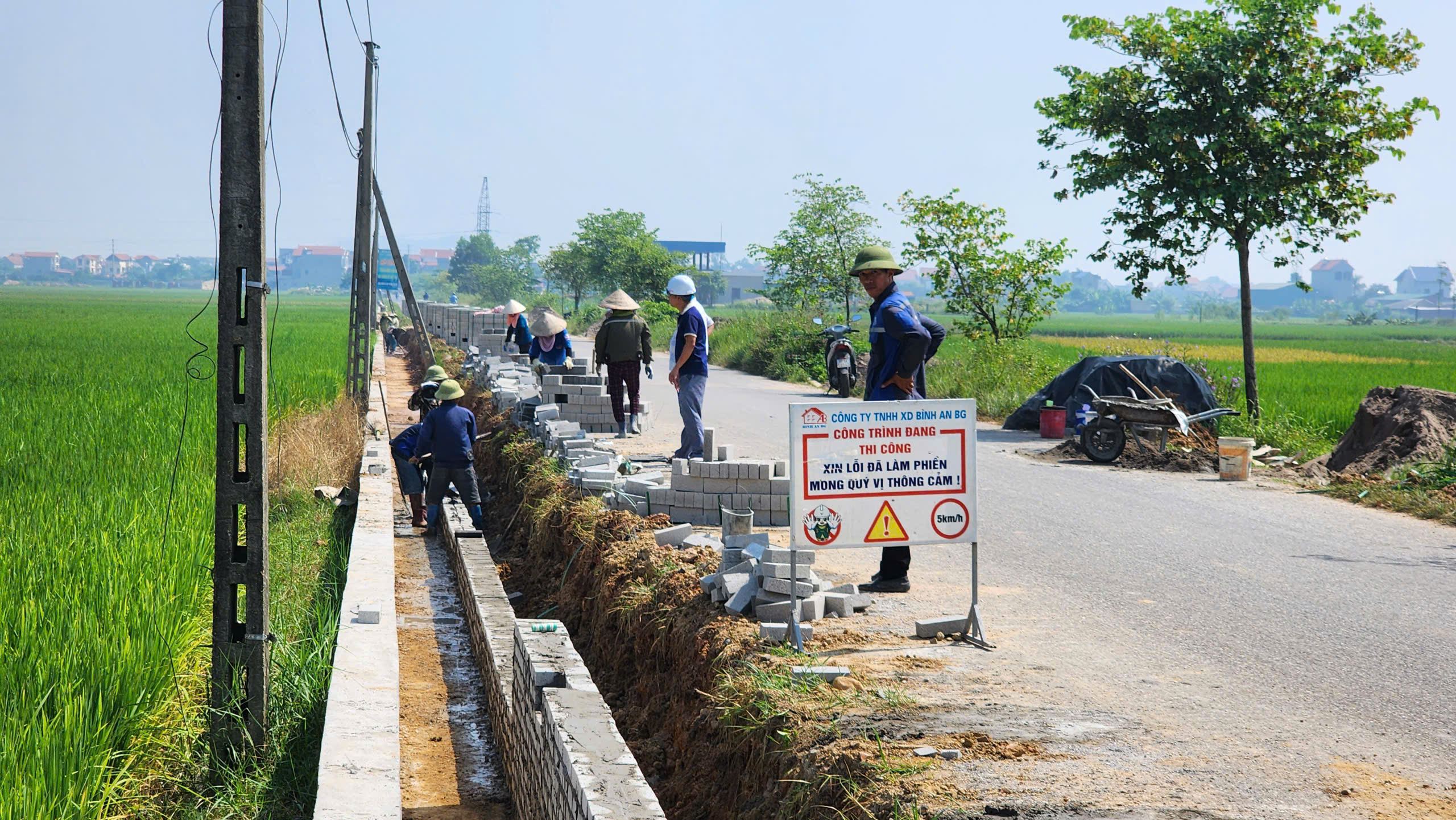 Bắc Ninh: Khắc phục sự cố sạt lở mương dẫn nước tưới cho 100ha đất n&ocirc;ng nghiệp- Ảnh 1.
