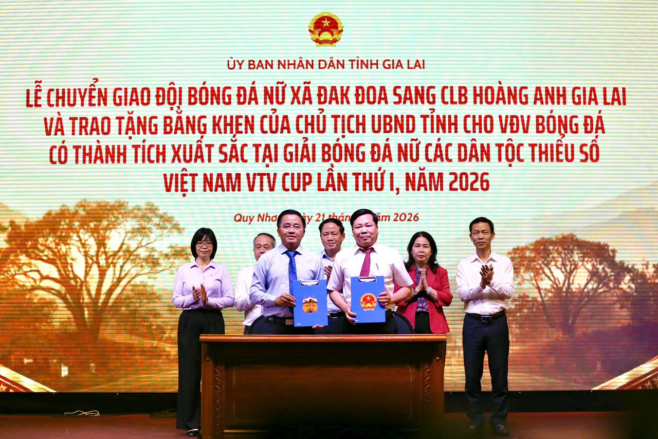 Chuyển giao đội b&oacute;ng đ&aacute; nữ Đak Đoa về CLB Ho&agrave;ng Anh Gia Lai- Ảnh 1.
