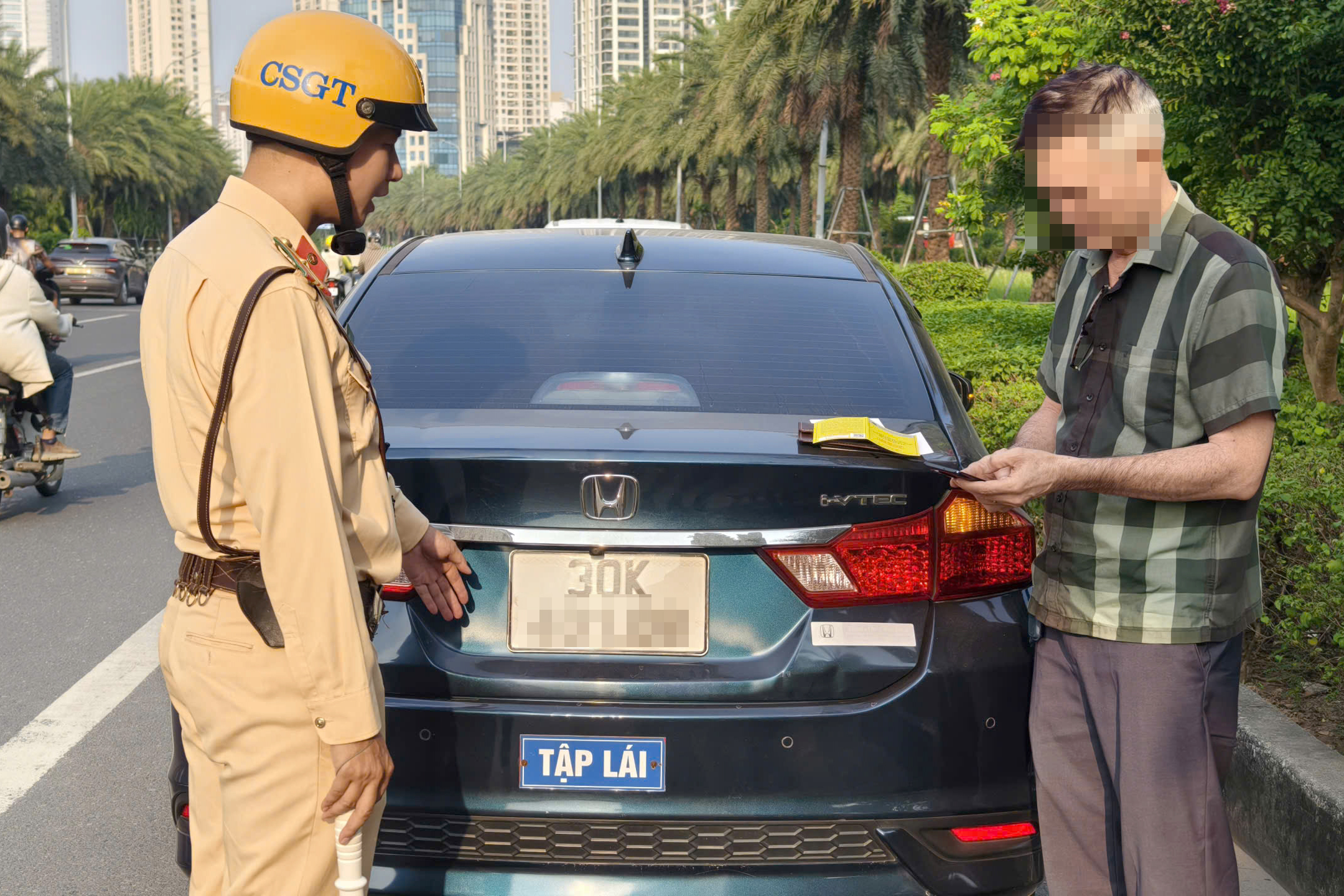 H&agrave; Nội: Chấn chỉnh việc chấp h&agrave;nh an to&agrave;n giao th&ocirc;ng của xe tập l&aacute;i, ngăn tai nạn - Ảnh 6.