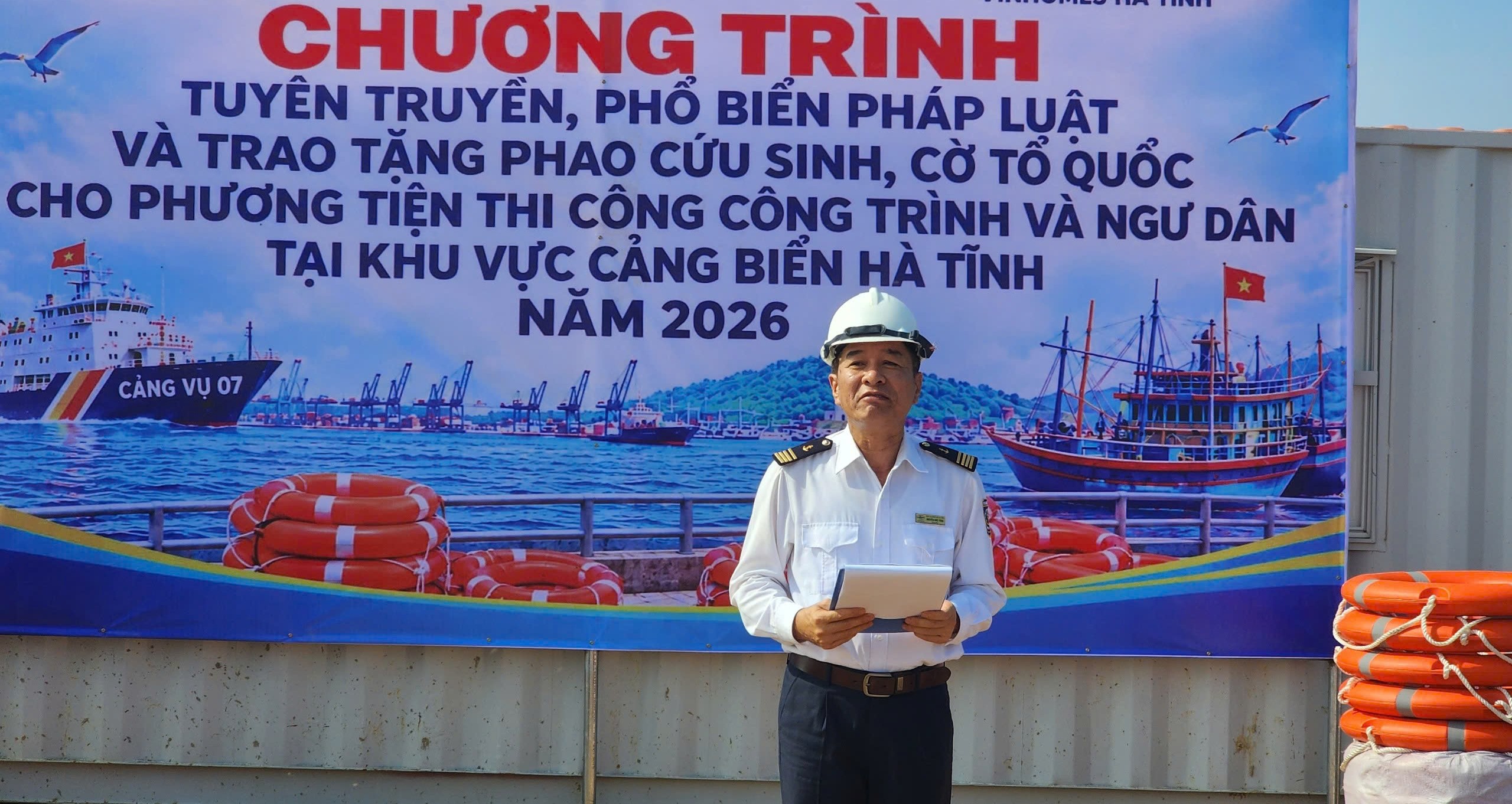 Tuy&ecirc;n truyền ph&aacute;p luật ngay tại c&ocirc;ng trường thi c&ocirc;ng cảng biển H&agrave; Tĩnh- Ảnh 1.