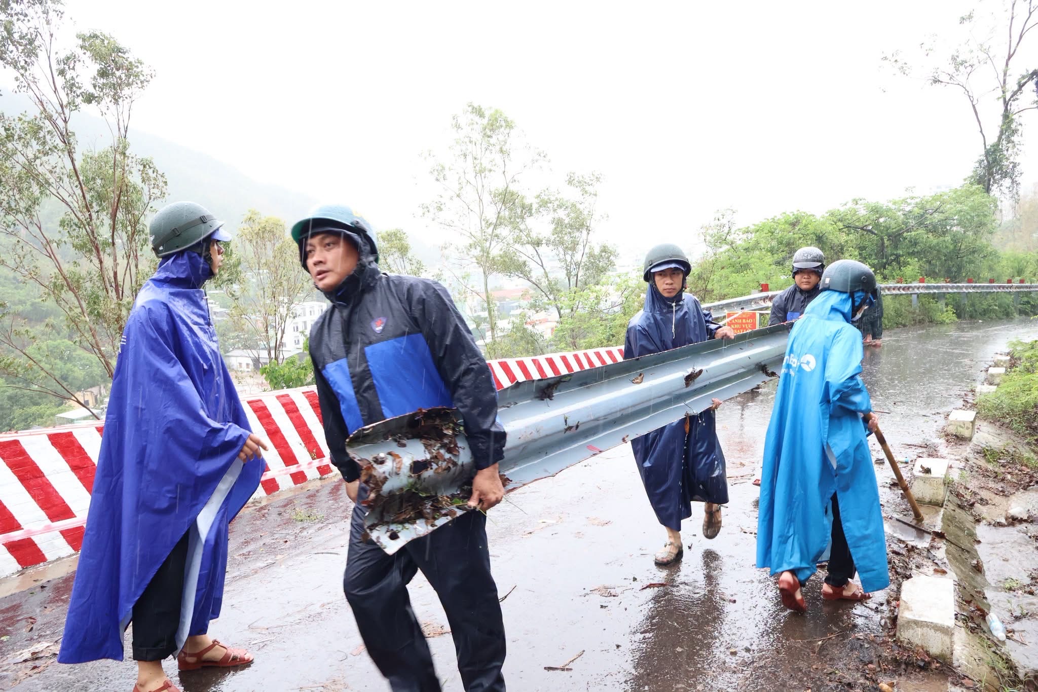 Gia Lai: Sạt lở uy hiếp an to&agrave;n giao th&ocirc;ng sau mưa lớn- Ảnh 2.