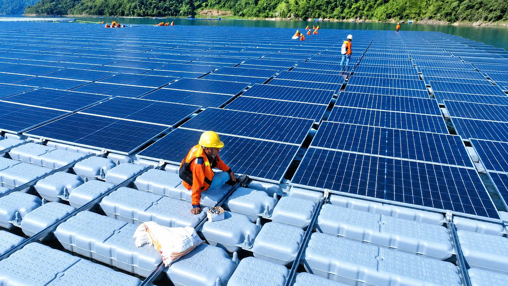 Những h&igrave;nh ảnh độc đ&aacute;o tr&ecirc;n l&ograve;ng hồ Bản Ch&aacute;t nơi lắp đặt gần 70.000 tấm pin mật trời- Ảnh 6.
