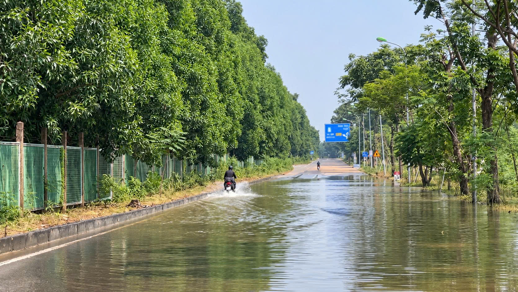 Đường gom đại lộ Thăng Long vẫn ngập gần 1m sau nhiều ng&agrave;y tạnh r&aacute;o- Ảnh 8.