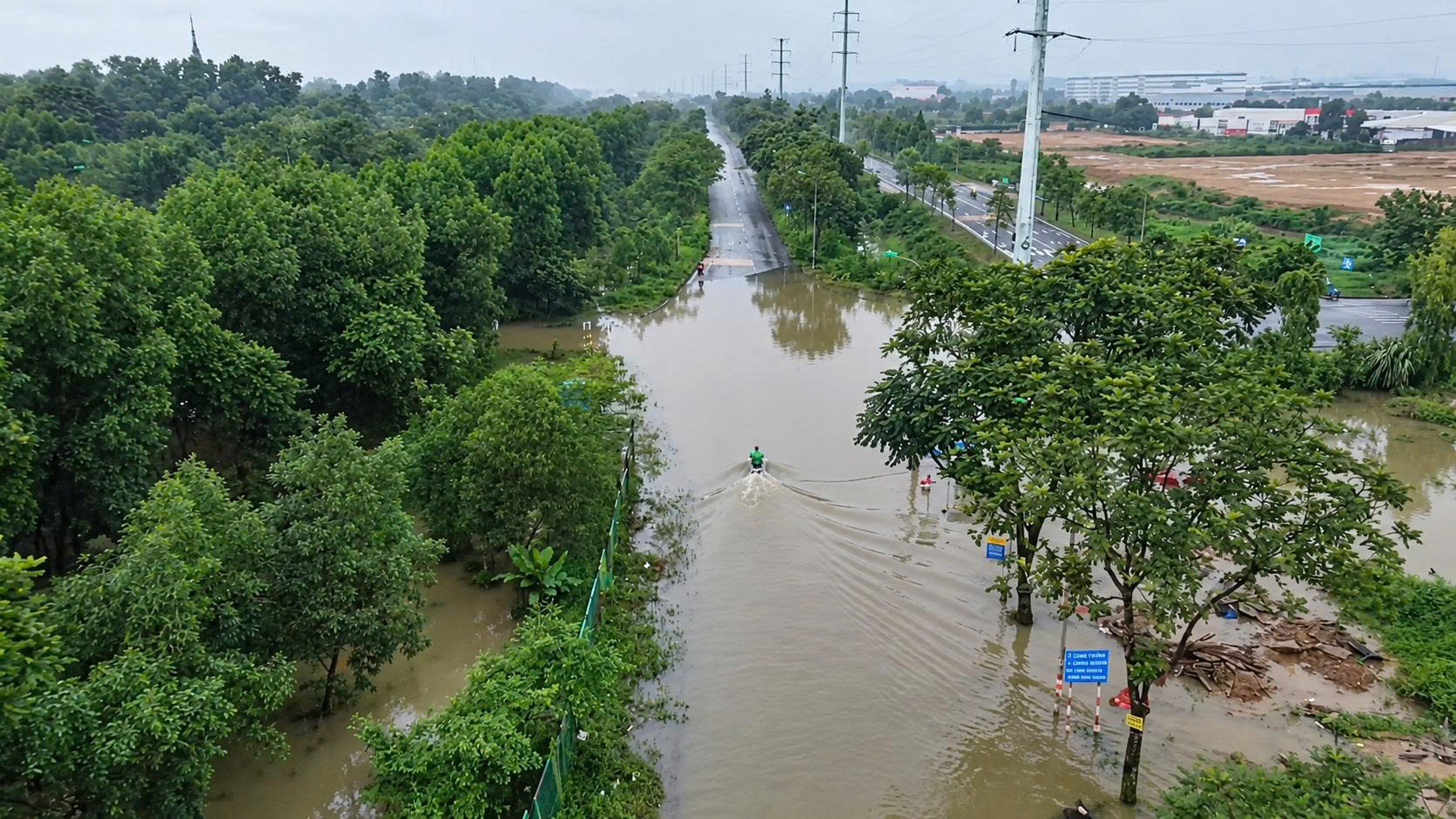 Đường gom đại lộ Thăng Long vẫn ngập gần 1m sau nhiều ng&agrave;y tạnh r&aacute;o- Ảnh 1.