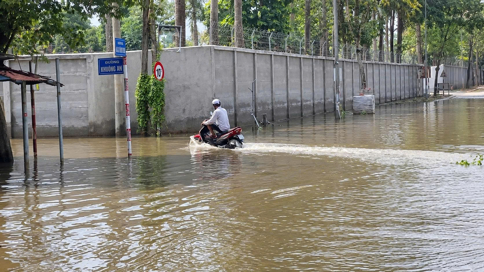 Đường gom đại lộ Thăng Long vẫn ngập gần 1m sau nhiều ng&agrave;y tạnh r&aacute;o- Ảnh 9.