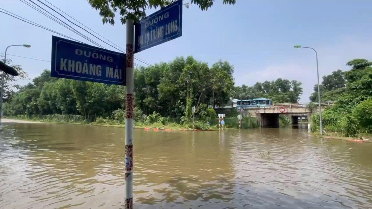 Đường gom đại lộ Thăng Long vẫn ngập gần 1m sau nhiều ng&agrave;y tạnh r&aacute;o- Ảnh 4.