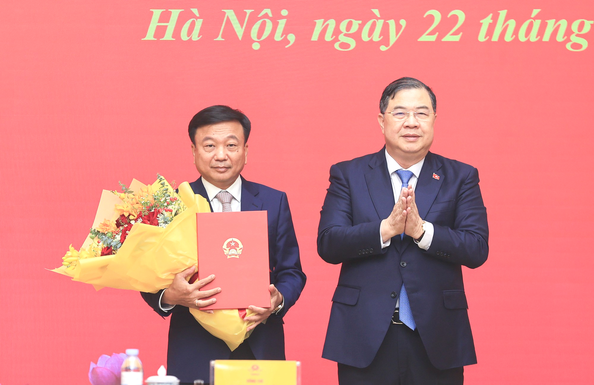 Trao quyết định bổ nhiệm &ocirc;ng Nguyễn Danh Huy l&agrave;m Ph&oacute; Chủ nhiệm Văn ph&ograve;ng Ch&iacute;nh phủ - Ảnh 1.