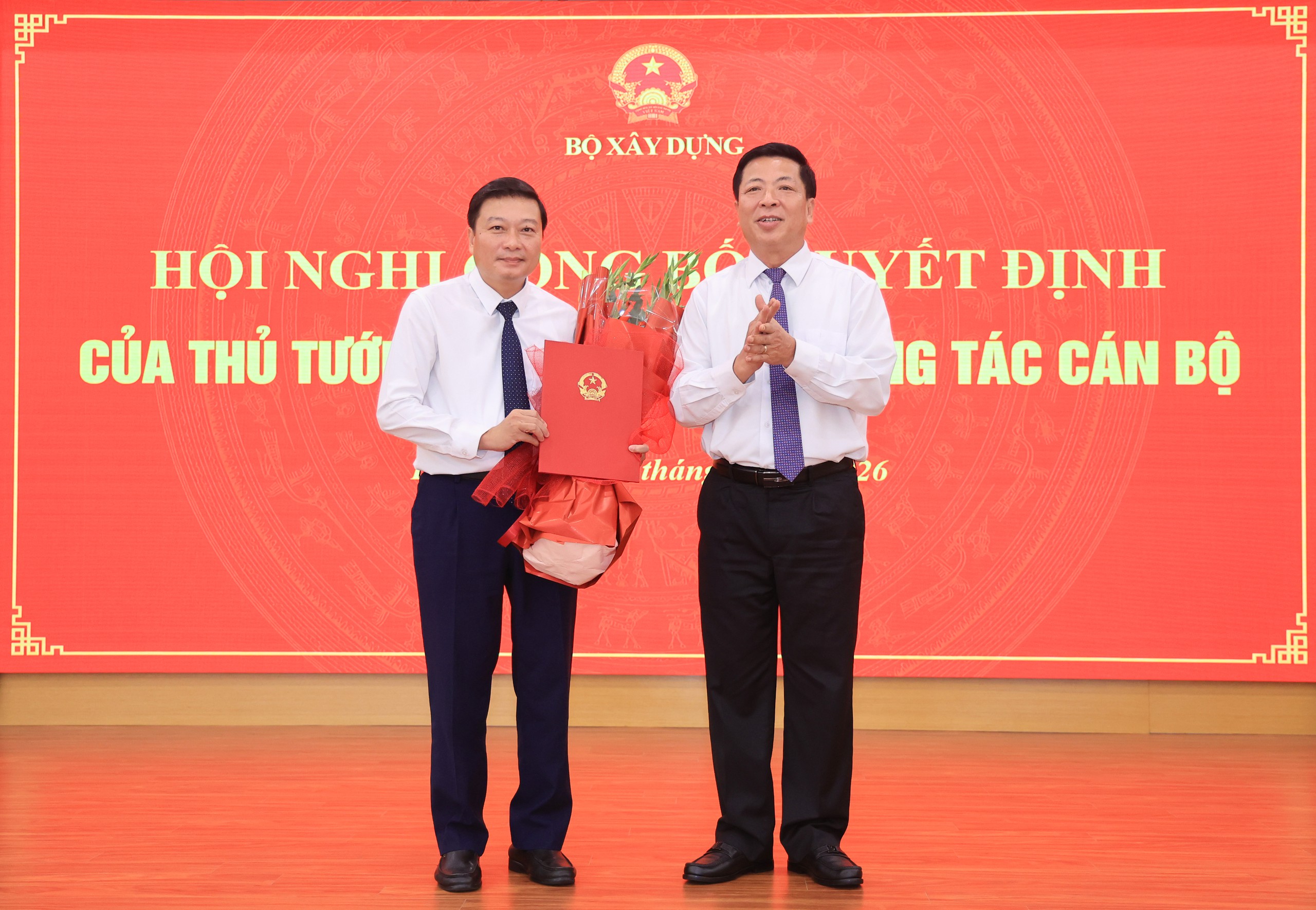 Bộ trưởng Bộ Xây dựng trao quyết định bổ nhiệm tân Thứ trưởng Lê Hồng Vinh- Ảnh 1.