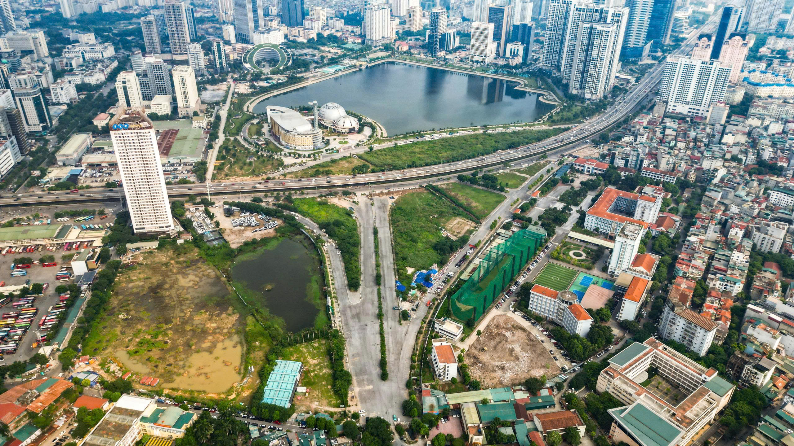 Cận cảnh đường nối Phạm H&ugrave;ng - L&ecirc; Đức Thọ sắp được nối th&ocirc;ng sau gần 10 năm vướng mặt bằng- Ảnh 1.