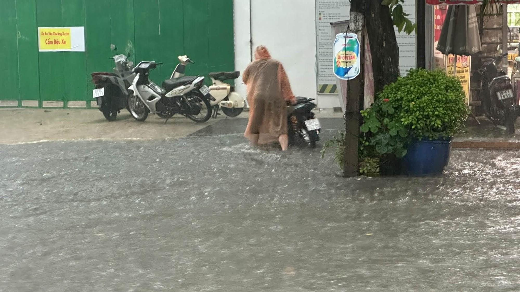 Mưa lớn k&eacute;o d&agrave;i từ chiều đến tối, nhiều người d&acirc;n phải "bơi" về nh&agrave;- Ảnh 4.