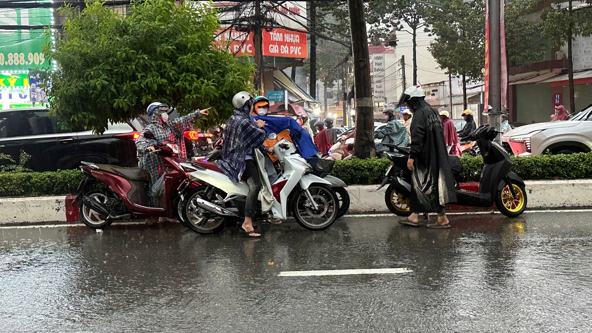 Mưa lớn k&eacute;o d&agrave;i từ chiều đến tối, nhiều người d&acirc;n phải "bơi" về nh&agrave;- Ảnh 3.