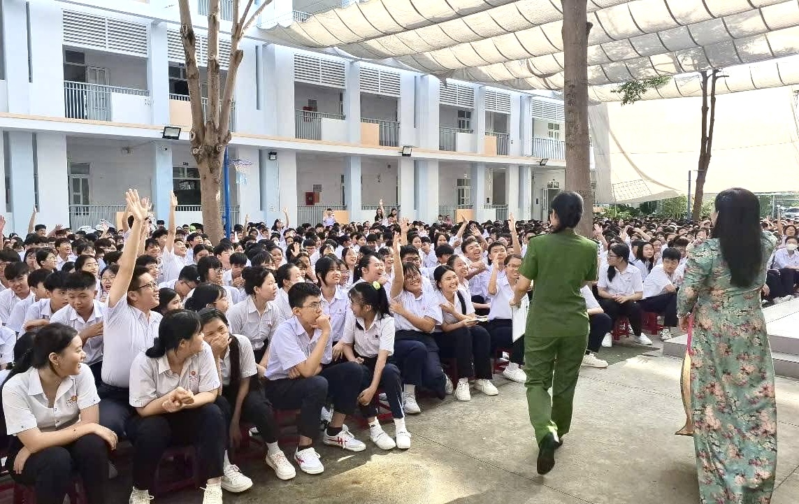 L&acirc;m Đồng: Tuy&ecirc;n truyền ph&aacute;p luật giao th&ocirc;ng cho gần 2.800 học sinh- Ảnh 1.