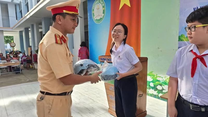 L&acirc;m Đồng: Tuy&ecirc;n truyền ph&aacute;p luật giao th&ocirc;ng cho gần 2.800 học sinh- Ảnh 2.