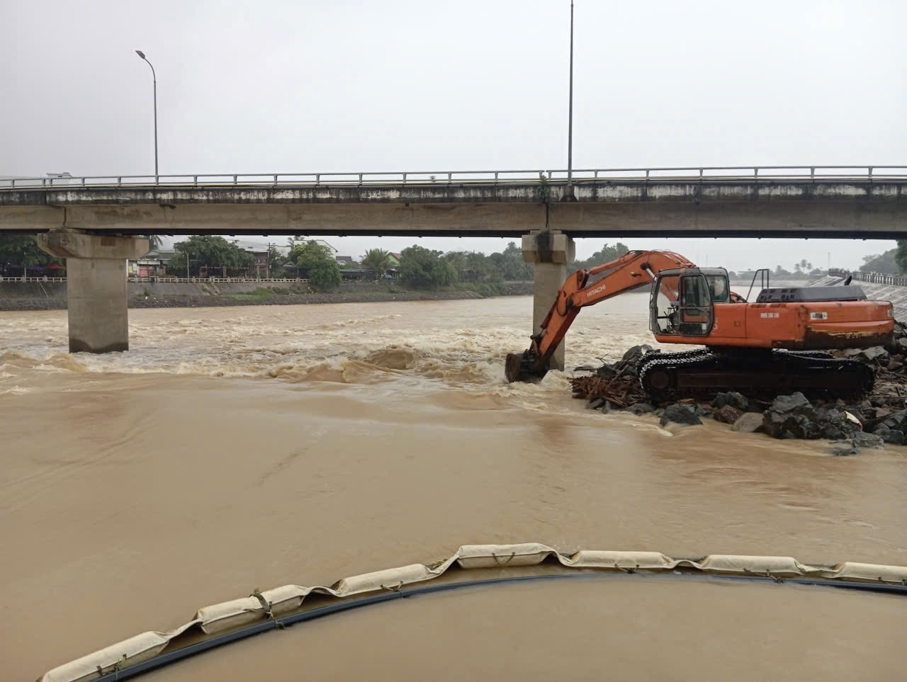 Dự báo lũ về sớm, Khánh Hòa khẩn trương tháo dỡ đập tạm ngăn mặn trên sông Cái Nha Trang- Ảnh 2.