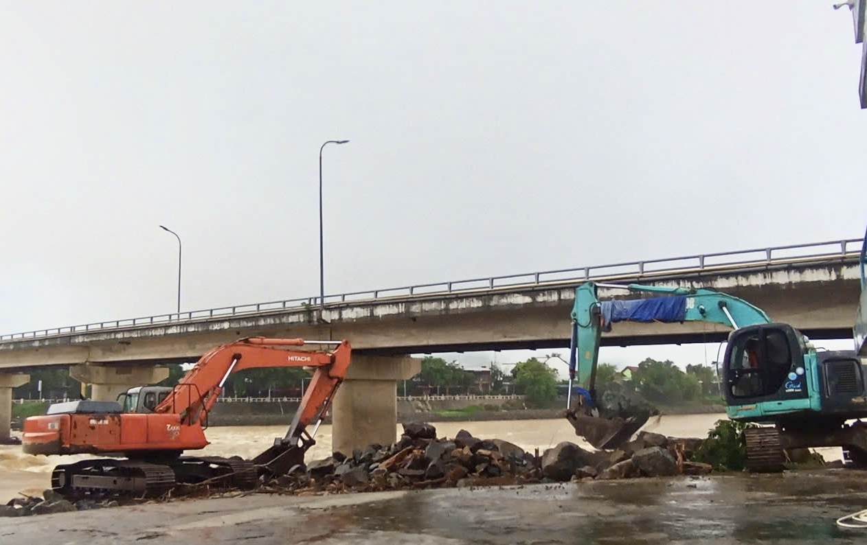 Dự báo lũ về sớm, Khánh Hòa khẩn trương tháo dỡ đập tạm ngăn mặn trên sông Cái Nha Trang- Ảnh 1.
