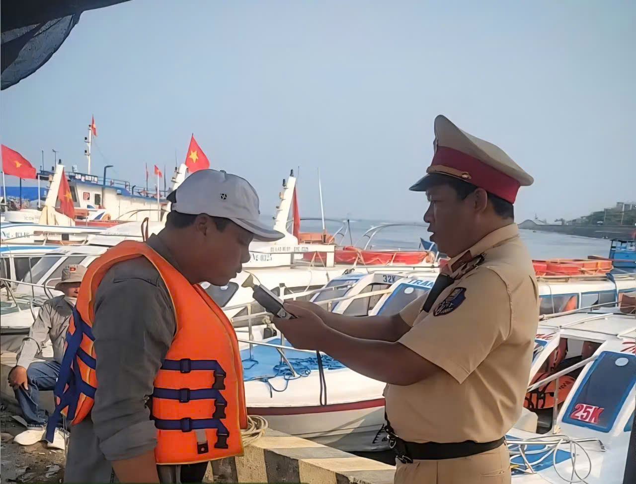 Tuyến đường thủy Sa Kỳ - L&yacute; Sơn: Tăng cường quản l&yacute; đảm bảo an to&agrave;n những chuyến t&agrave;u- Ảnh 1.