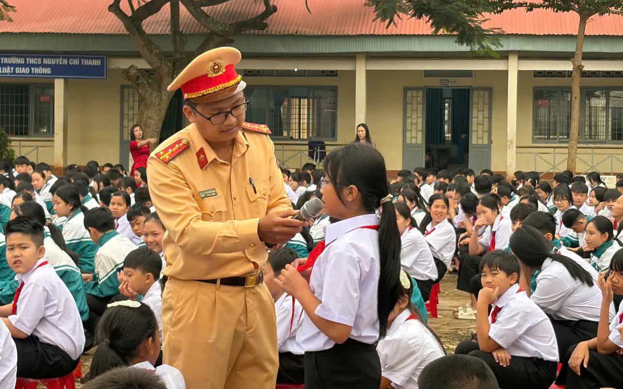 Lâm Đồng: Thanh niên ngồi lệch một bên đi xe máy bị phạt 9,75 triệu đồng và tịch thu xe- Ảnh 3.