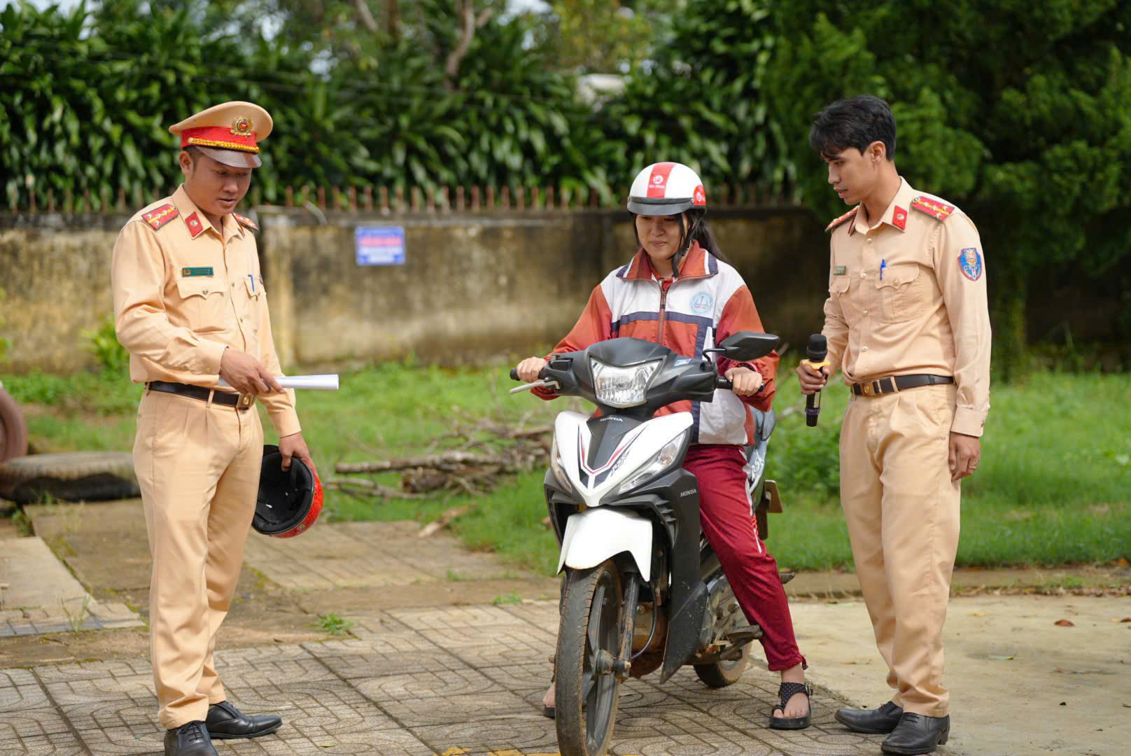 CSGT Lâm Đồng tuyên truyền an toàn giao thông tại 22 trường học- Ảnh 3.