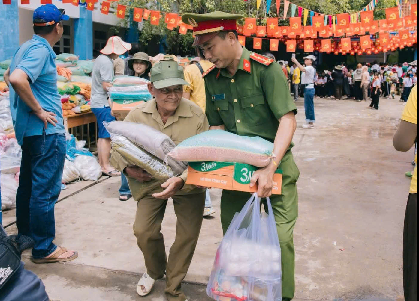 C&ocirc;ng an tỉnh Kh&aacute;nh Ho&agrave; mang Tết Trung thu đến với trẻ em v&ugrave;ng cao, v&ugrave;ng kh&oacute; khăn- Ảnh 3.