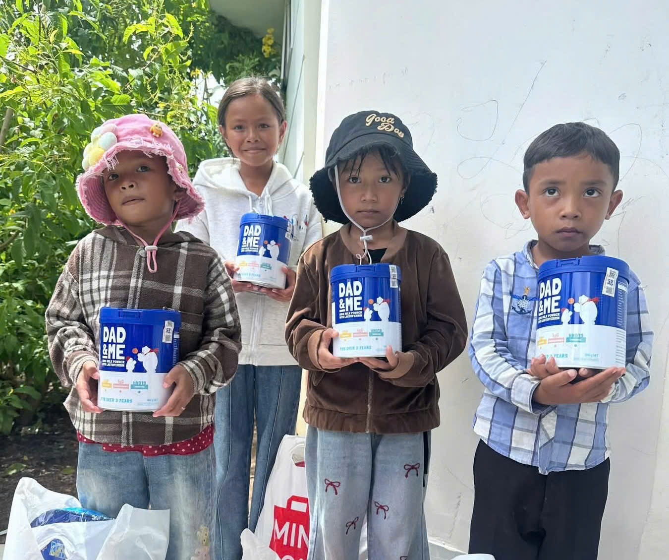 C&ocirc;ng an tỉnh Kh&aacute;nh Ho&agrave; mang Tết Trung thu đến với trẻ em v&ugrave;ng cao, v&ugrave;ng kh&oacute; khăn- Ảnh 4.