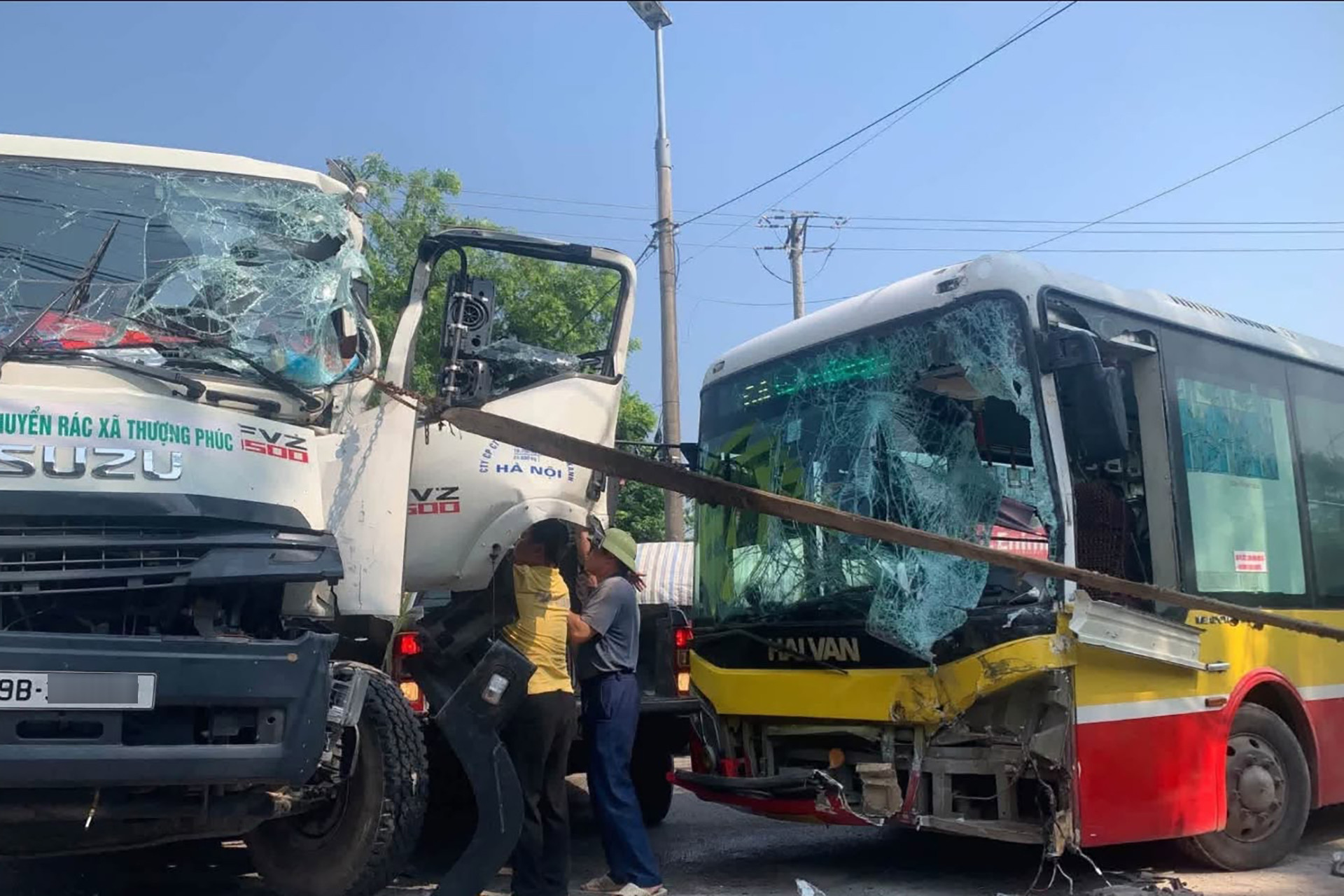 H&agrave; Nội: Xe bu&yacute;t t&ocirc;ng xe chở r&aacute;c ở Trung Gi&atilde;, một t&agrave;i xế mắc kẹt trong cabin- Ảnh 1.