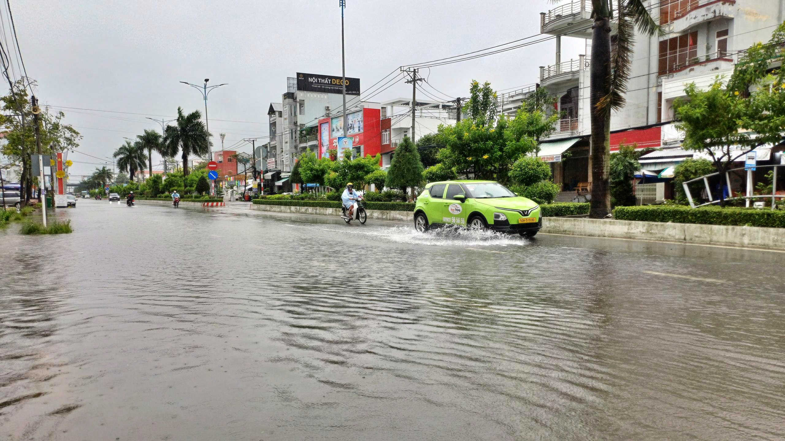 Cà Mau: Mưa lớn kết hợp triều cường gây ngập sâu, bộ đội hỗ trợ người dân di chuyển- Ảnh 9.