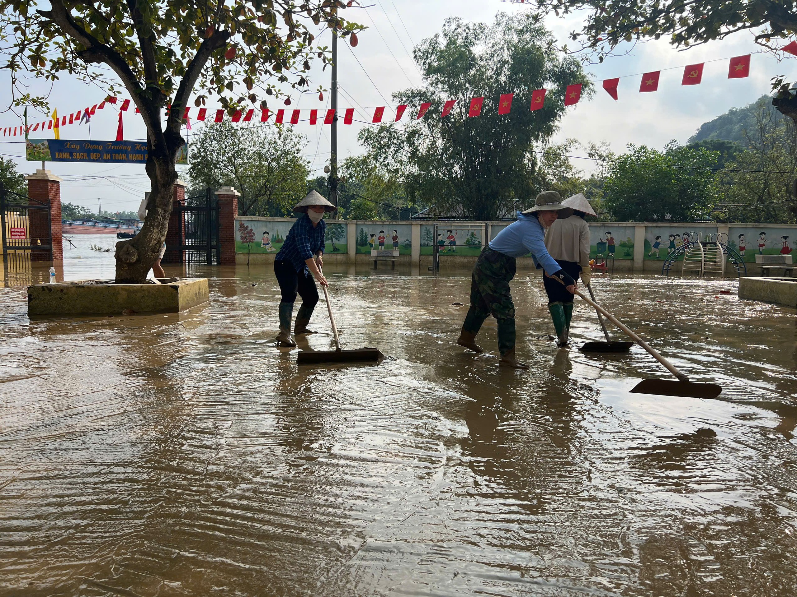 Ninh Bình: Nước sông Hoàng Long rút, người dân hối hả dọn dẹp nhà cửa, ổn định cuộc sống- Ảnh 4.