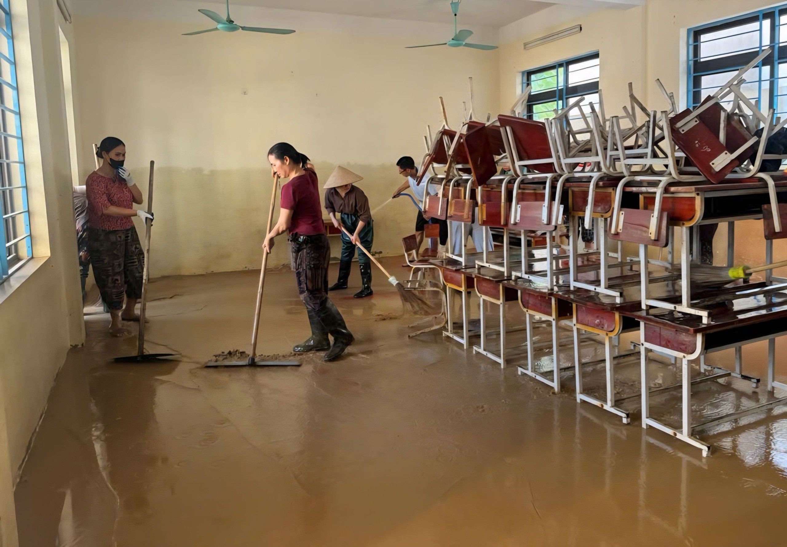Ninh Bình: Nước sông Hoàng Long rút, người dân hối hả dọn dẹp nhà cửa, ổn định cuộc sống- Ảnh 7.