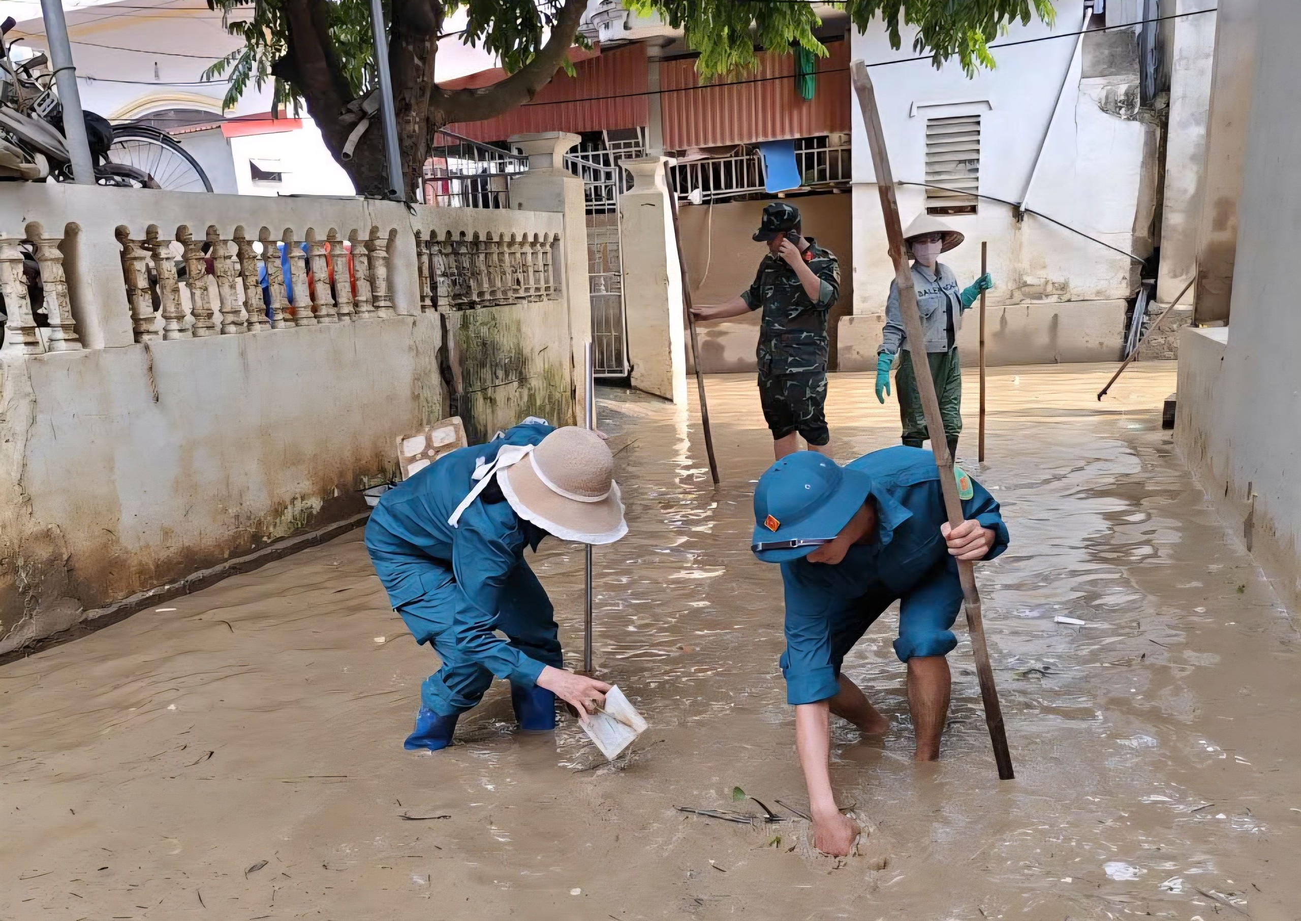 Ninh Bình: Nước sông Hoàng Long rút, người dân hối hả dọn dẹp nhà cửa, ổn định cuộc sống- Ảnh 2.