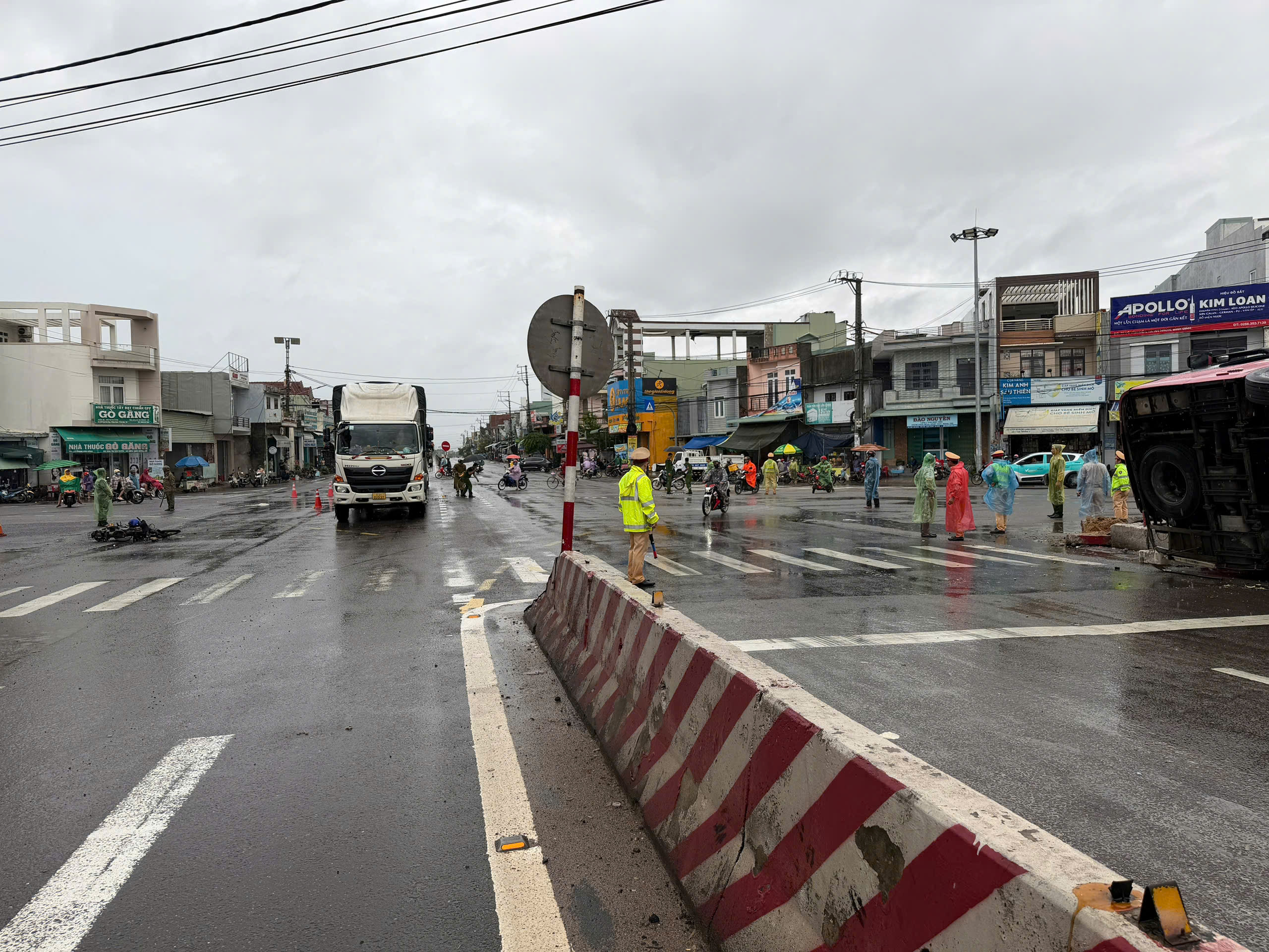 Lật xe kh&aacute;ch giường nằm tại n&uacute;t giao quốc lộ qua Gia Lai, 2 người tử vong- Ảnh 2.