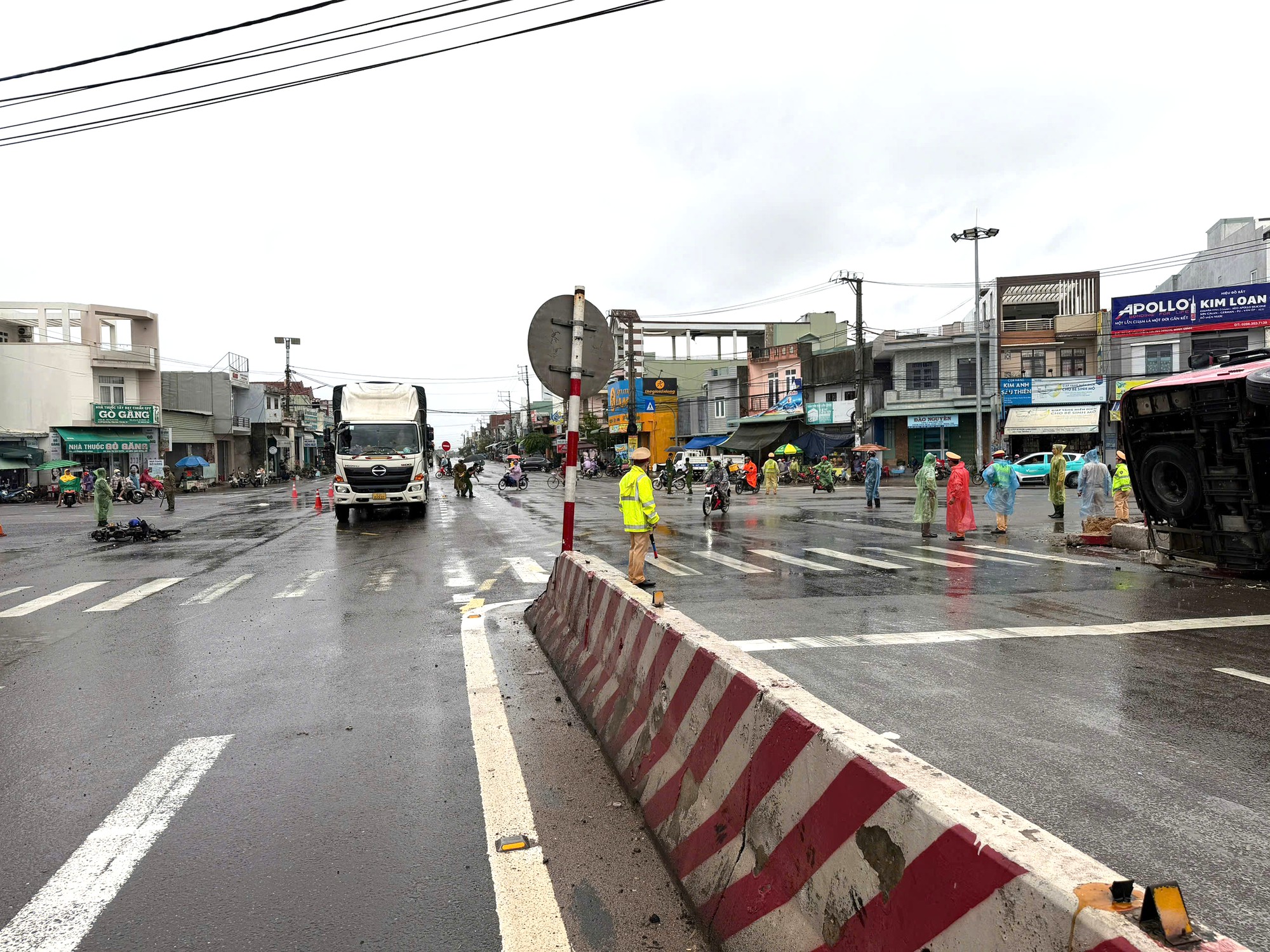 Hiện trường xe kh&aacute;ch va chạm li&ecirc;n ho&agrave;n nhiều phương tiện khiến hai người tử vong ở Gia Lai- Ảnh 9.