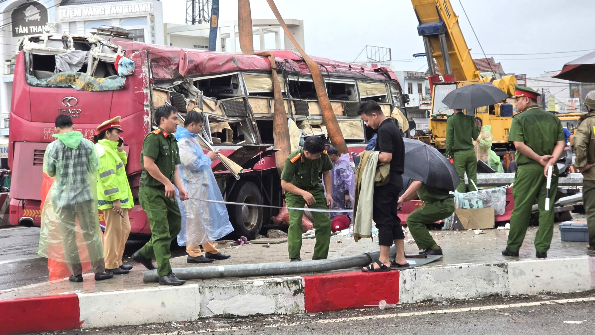 Hiện trường xe kh&aacute;ch va chạm li&ecirc;n ho&agrave;n nhiều phương tiện khiến hai người tử vong ở Gia Lai- Ảnh 6.