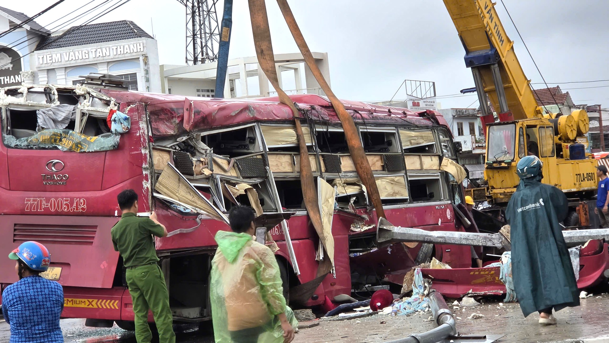 Hiện trường xe kh&aacute;ch va chạm li&ecirc;n ho&agrave;n nhiều phương tiện khiến hai người tử vong ở Gia Lai- Ảnh 4.