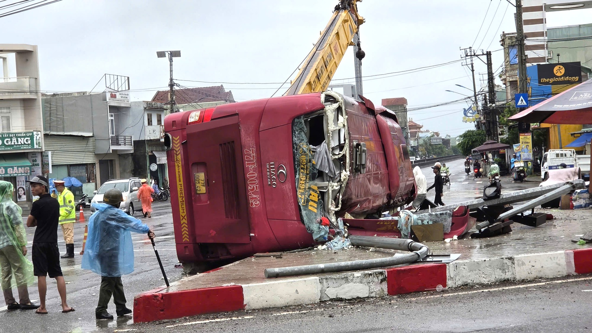 Hiện trường xe kh&aacute;ch va chạm li&ecirc;n ho&agrave;n nhiều phương tiện khiến hai người tử vong ở Gia Lai- Ảnh 2.