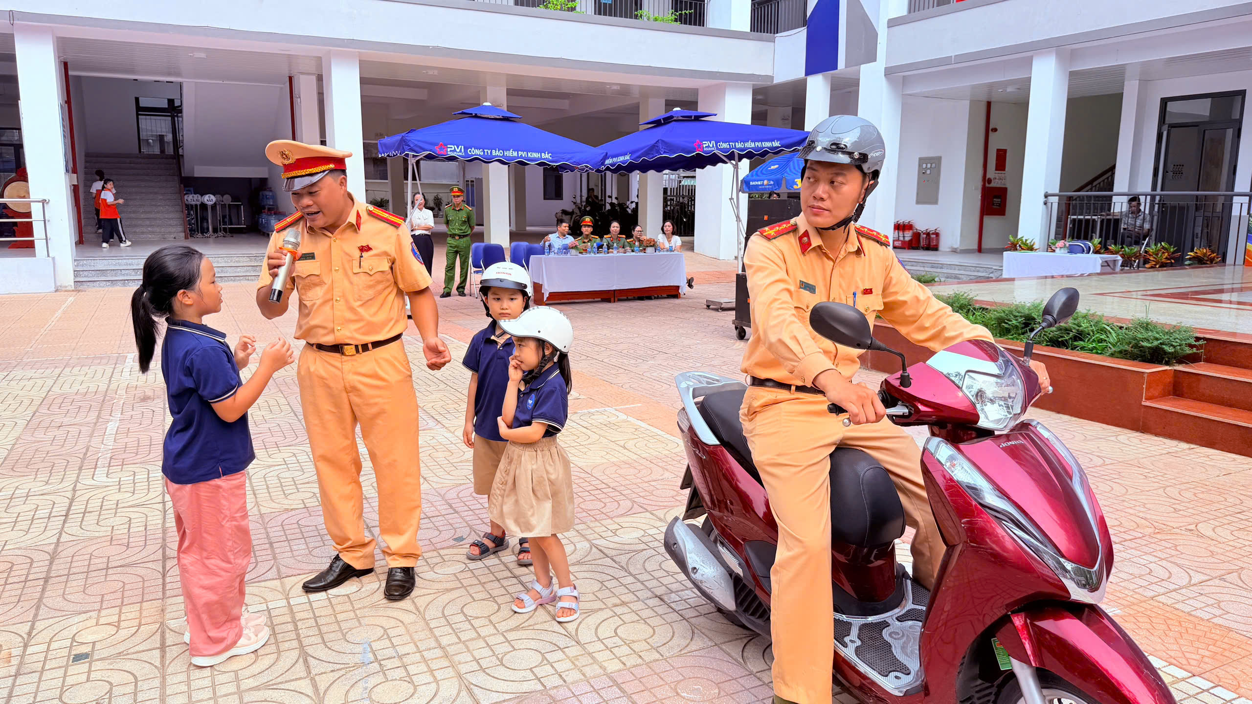Học sinh H&agrave; Nội được tuy&ecirc;n truyền ph&aacute;p luật, kỹ năng tự bảo vệ - Ảnh 13.