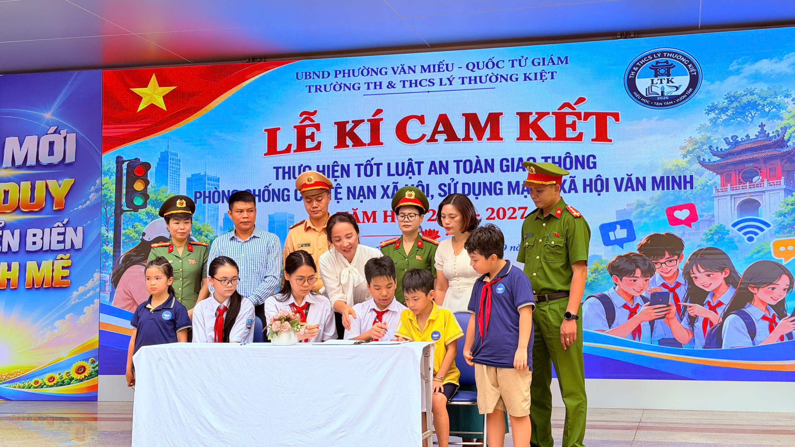 Học sinh H&agrave; Nội được tuy&ecirc;n truyền ph&aacute;p luật, kỹ năng tự bảo vệ - Ảnh 10.
