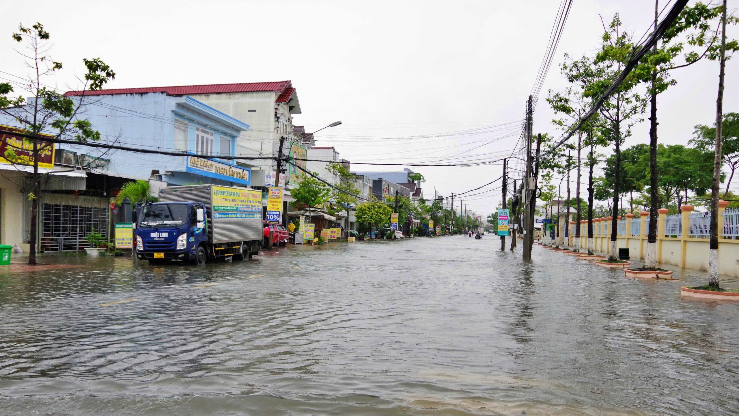 Cà Mau: Mưa lớn kết hợp triều cường gây ngập sâu, bộ đội hỗ trợ người dân di chuyển- Ảnh 8.