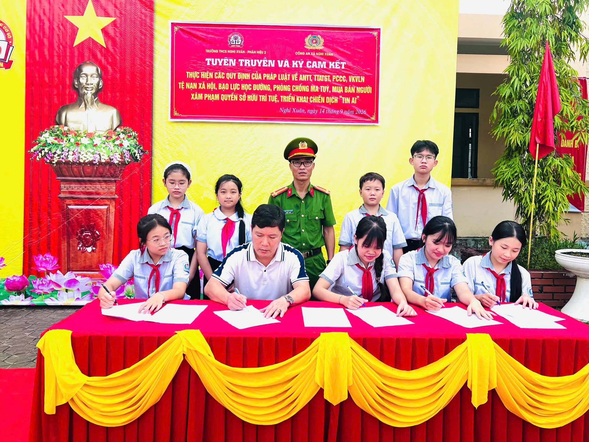 Học sinh H&agrave; Nội được tuy&ecirc;n truyền ph&aacute;p luật, kỹ năng tự bảo vệ - Ảnh 15.