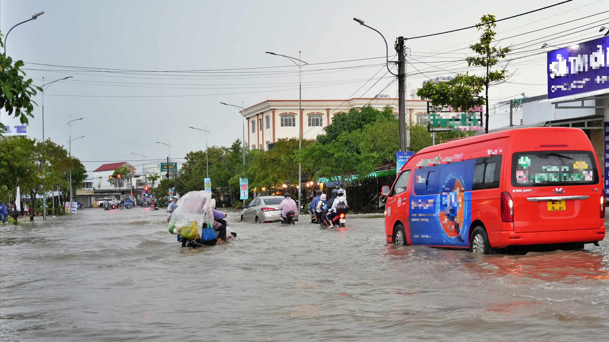 Cà Mau: Mưa lớn kết hợp triều cường gây ngập sâu, bộ đội hỗ trợ người dân di chuyển- Ảnh 2.
