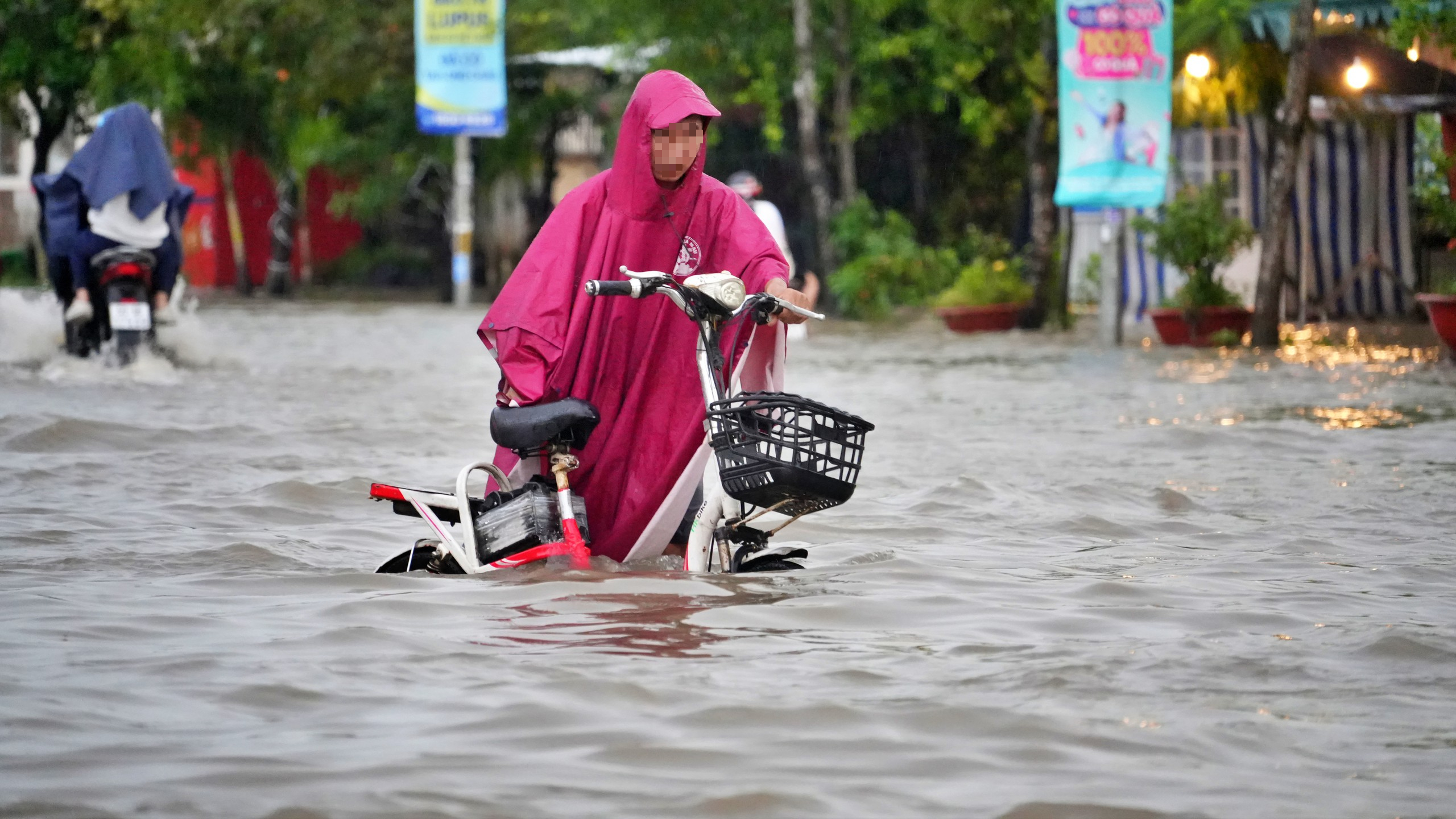Cà Mau: Mưa lớn kết hợp triều cường gây ngập sâu, bộ đội hỗ trợ người dân di chuyển- Ảnh 11.