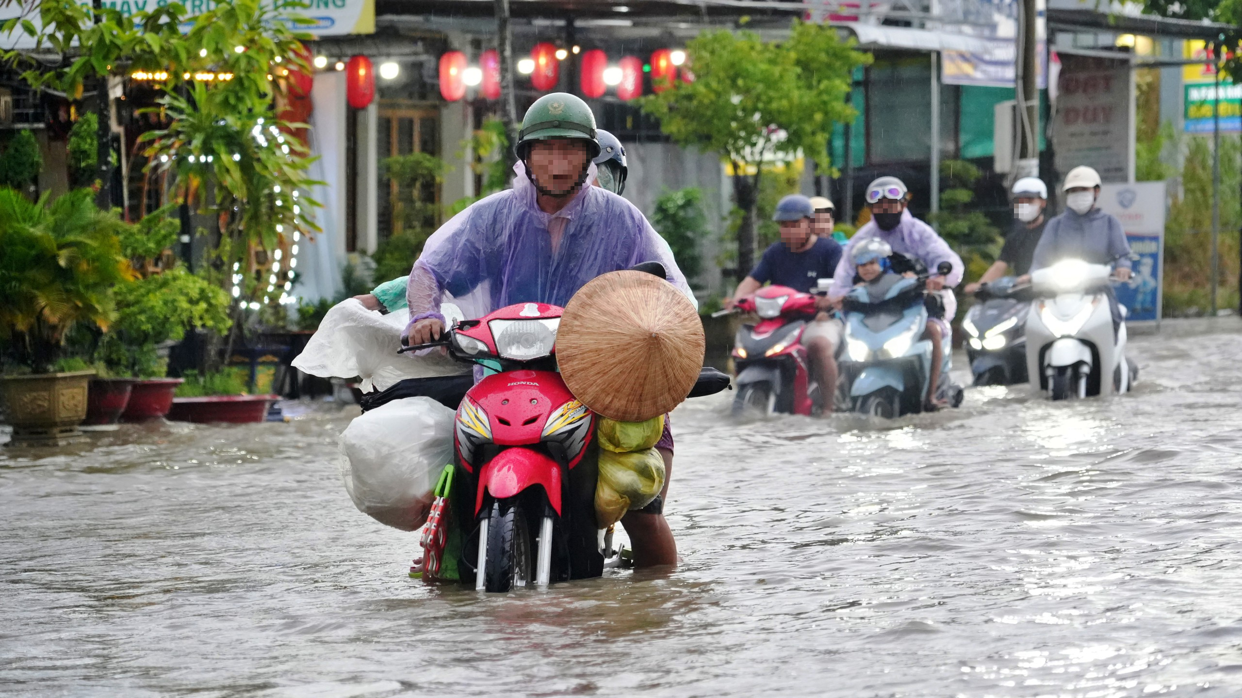 Cà Mau: Mưa lớn kết hợp triều cường gây ngập sâu, bộ đội hỗ trợ người dân di chuyển- Ảnh 1.